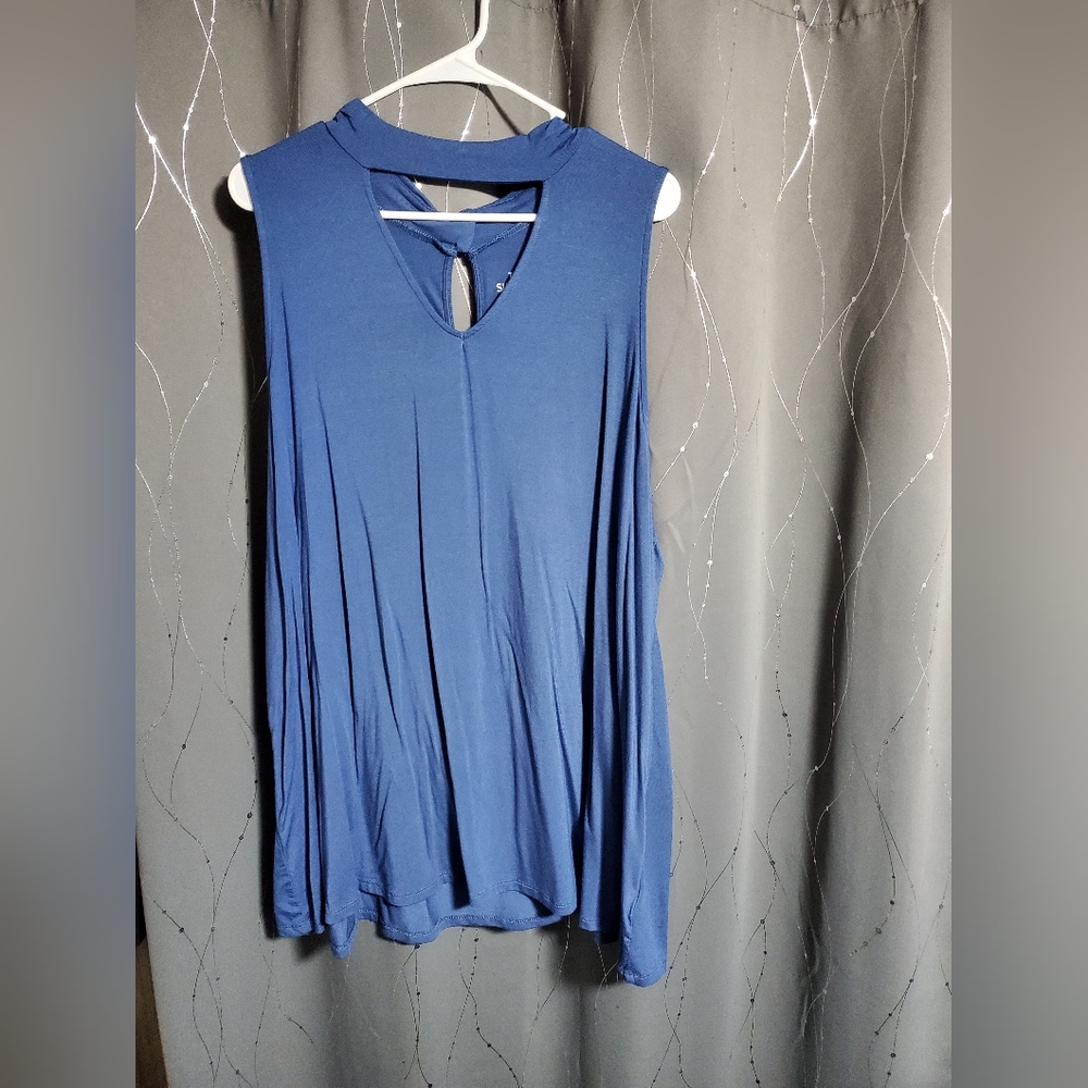 Torrid sleevless key hole top